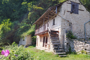 Rustico di montagna con stalla