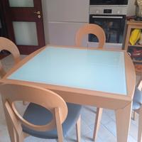 tavolo in legno massiccio con 4sedie 