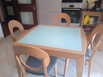 tavolo in legno massiccio con 4sedie 