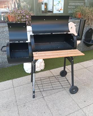 BARBECUE in stile  americano con affumicatore