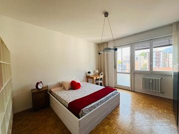 Spaziosa stanza singola con balcone da settembre