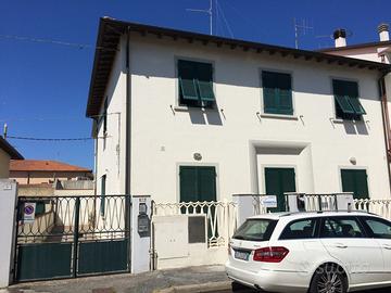 Appartamento con cortile giardino e garage