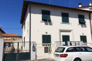 Appartamento con cortile giardino e garage
