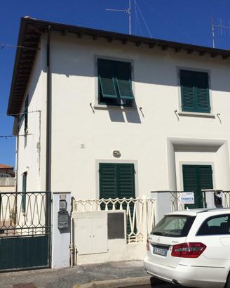 Appartamento con cortile giardino e garage