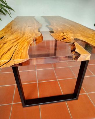 🌿 Tavoli in legno e resina su misura 
