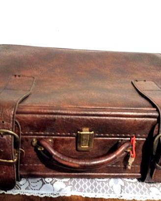 Valigia vintage in pelle con fibbie