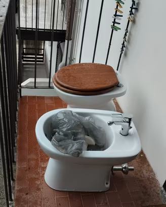 coppia di sanitari classici con rubinetteria 