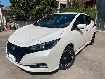 Nissan Leaf  40 KWh macchina 100% elettrica BEV