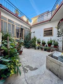 CASA INDIPENDENTE SU DUE LIVELLI CON CORTILE