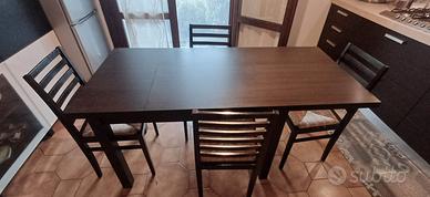 Tavolo e sedie in legno 