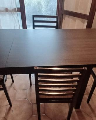 Tavolo e sedie in legno 