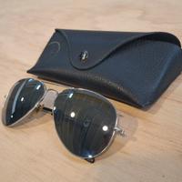 Occhiali da sole RayBan Aviator.