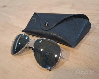 Occhiali da sole RayBan Aviator.