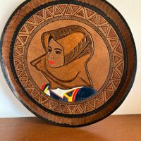 Piatto di cuoio e stampe varie