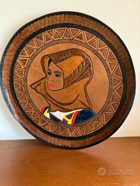 Piatto di cuoio e stampe varie