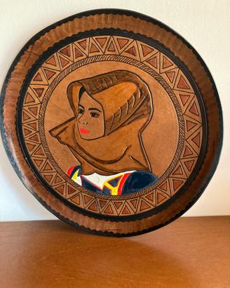 Piatto di cuoio e stampe varie