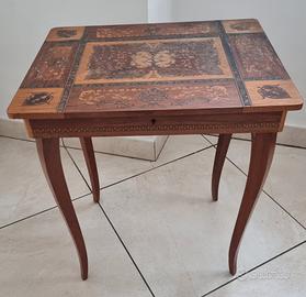 Tavolo in legno intarsiato con carilon Svizzero