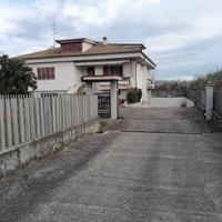 Villa e terreno "con il 20% di sconto sul prezzo"
