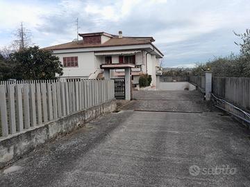 Villa e terreno "con il 20% di sconto sul prezzo"