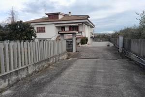 Villa e terreno "con il 20% di sconto sul prezzo"