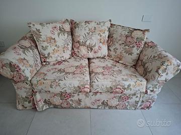 Divano floreale pari al nuovo