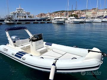 Gommone LED 590 con 150cv