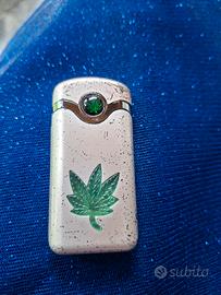 Accendino vintage con foglie di  cannabis
