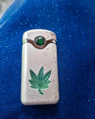 Accendino vintage con foglie di  cannabis