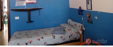 Camera bimbo blu e legno chiaro