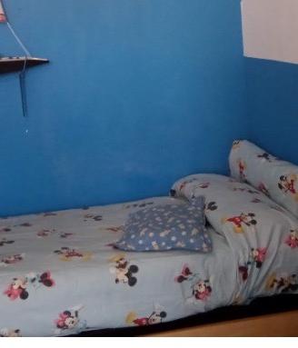 Camera bimbo blu e legno chiaro