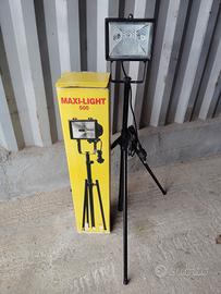 Lampada con treppiedi