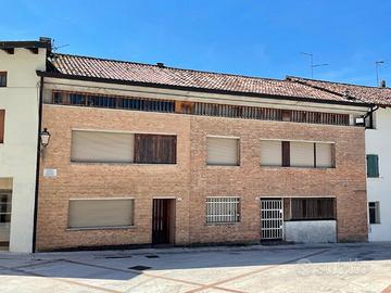 AMPIA RESIDENZA IN PIAZZA: ideale per creare du...