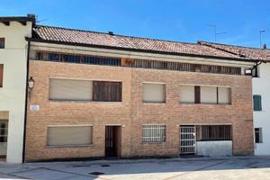 AMPIA RESIDENZA IN PIAZZA: ideale per creare du...