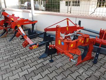 Attrezzi nuovi vari tipi per trattori