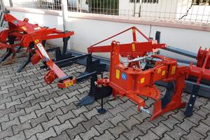 Attrezzi nuovi vari tipi per trattori