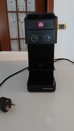 macchina caffè Illy con capsule