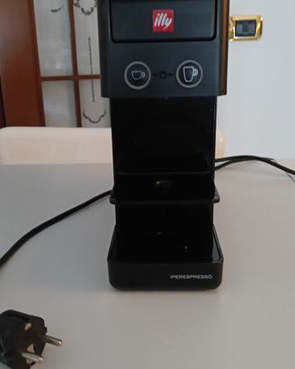 macchina caffè Illy con capsule