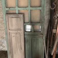 Vecchie ante in legno e vecchie sedie