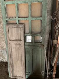 Vecchie ante in legno e vecchie sedie
