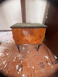 Comodino vintage anni ’50 con vetro verde