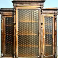 Antica libreria in legno con vetro decorati