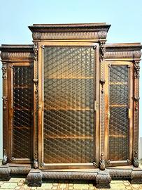 Antica libreria in legno con vetro decorati