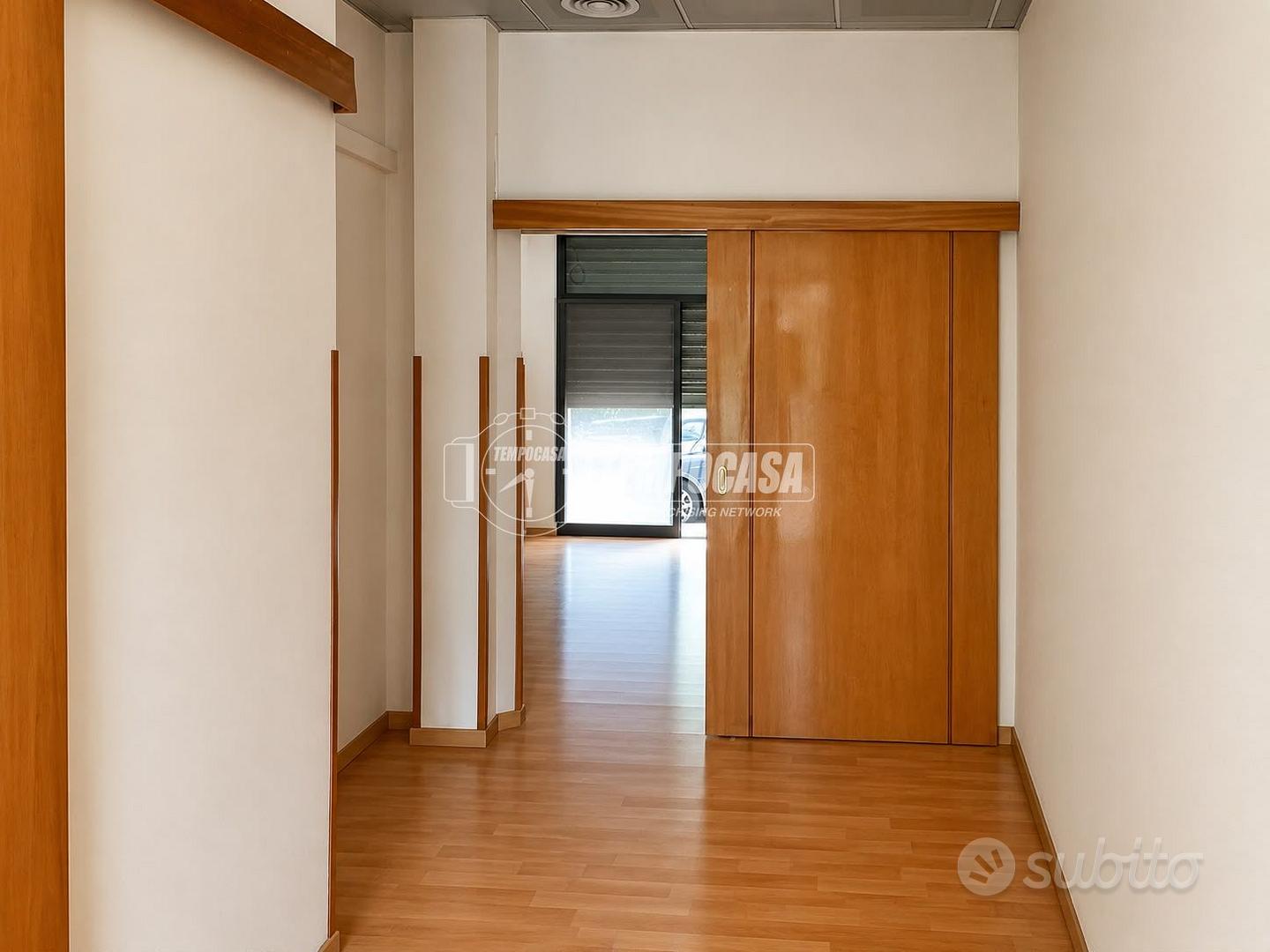 NEGOZIO SU STRADA - Vista 3