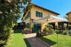PORZIONE DI CASA CON AMPIO GIARDINO PRIVATO