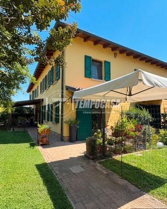 PORZIONE DI CASA CON AMPIO GIARDINO PRIVATO