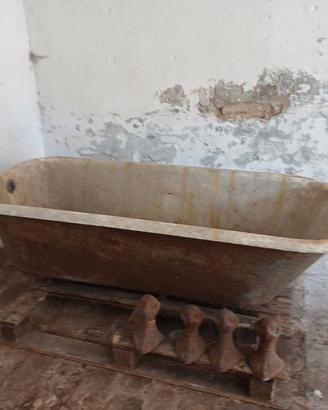 vasca antica in metallo con piedini 