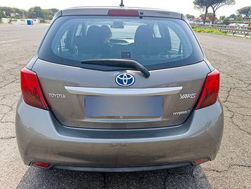PRIVATO VENDE TOYOTA YARIS 1.5 FULL HYBRID ACTIVE.