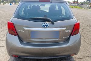 PRIVATO VENDE TOYOTA YARIS 1.5 FULL HYBRID ACTIVE.