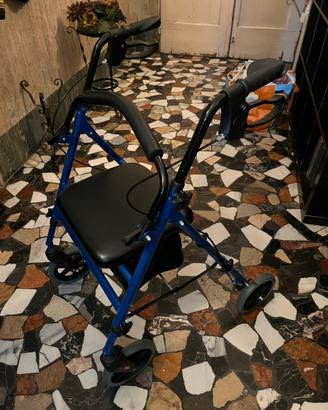 Deambulatore pieghevole con seduta