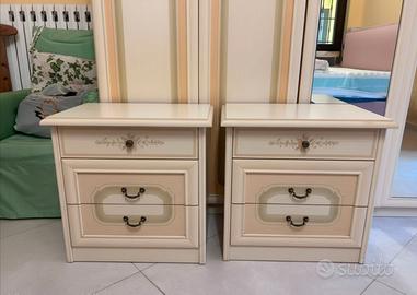 Comodini in stile Shabby Chic /  Con decorazioni